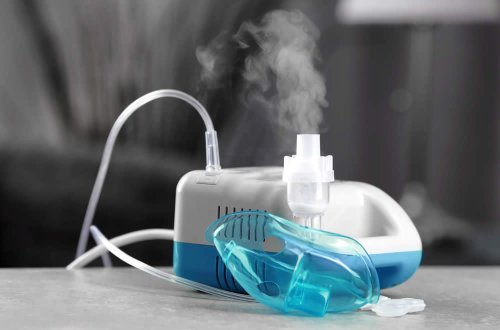 Nebulizzatore con maschera e vapore visibile.